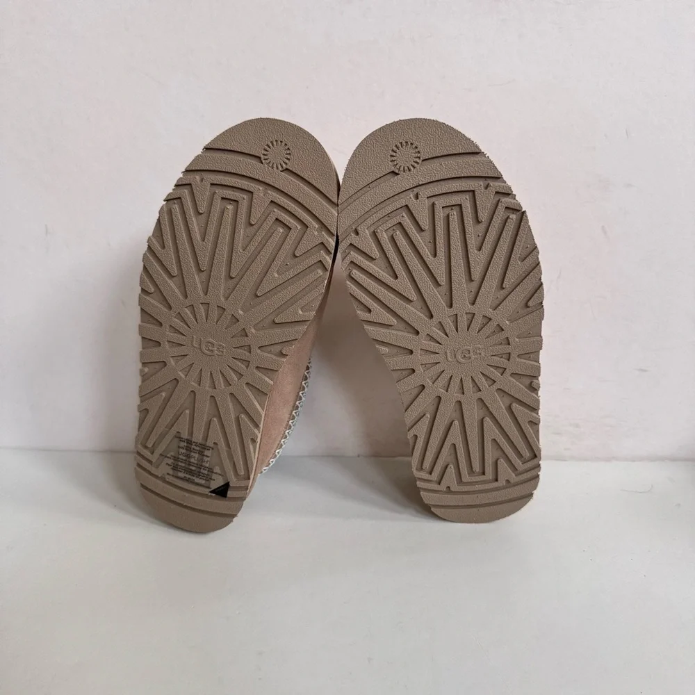 NWT UGG Tazz Platform Kids Moccasins in Tan
